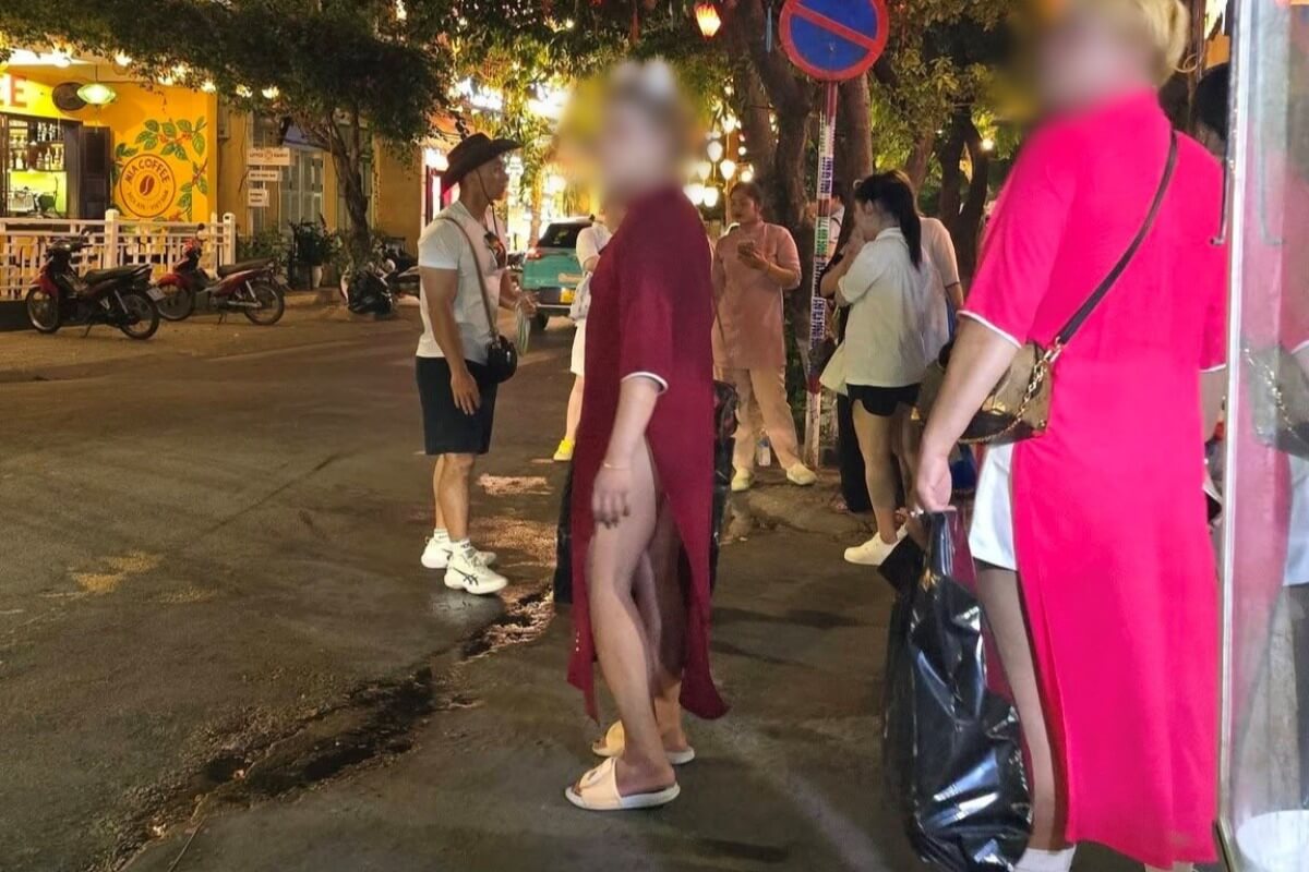 アオザイに水着姿で旧市街を歩行、外国人観光客に批判拡大