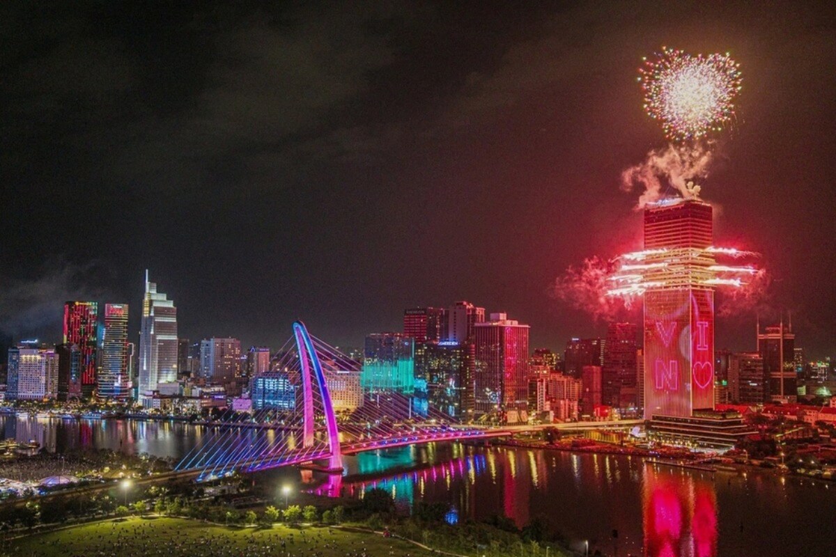 ホーチミン市が50周年祝賀、花火16カ所同時打ち上げ