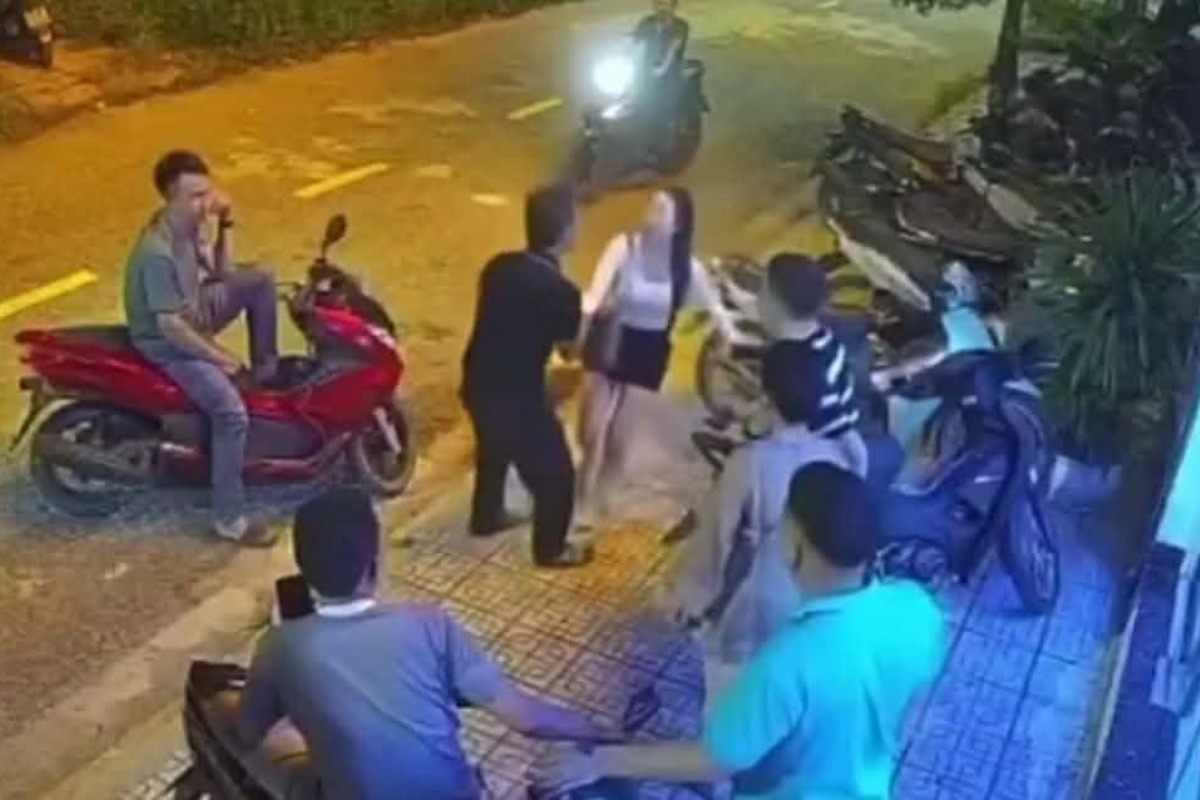 カラオケ店前で暴行拡散、男2人緊急拘束