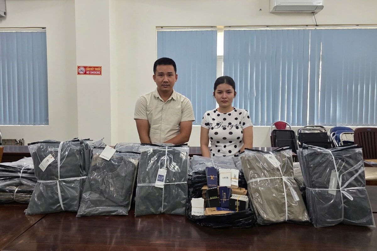 高級ブランド偽造Tシャツ1.5万枚、夫婦摘発で闇工場の実態