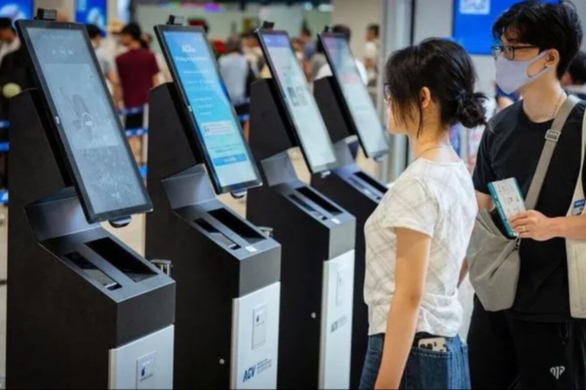 空港手続きが10秒代へ、ノイバイで顔認証キオスク導入