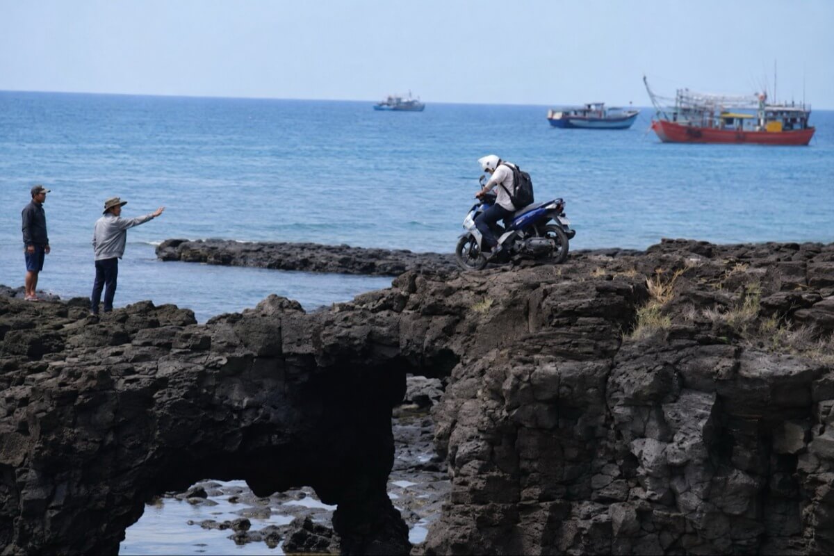 中国人観光客が史跡の岩アーチをバイク走行、SNS拡散で当局が指導