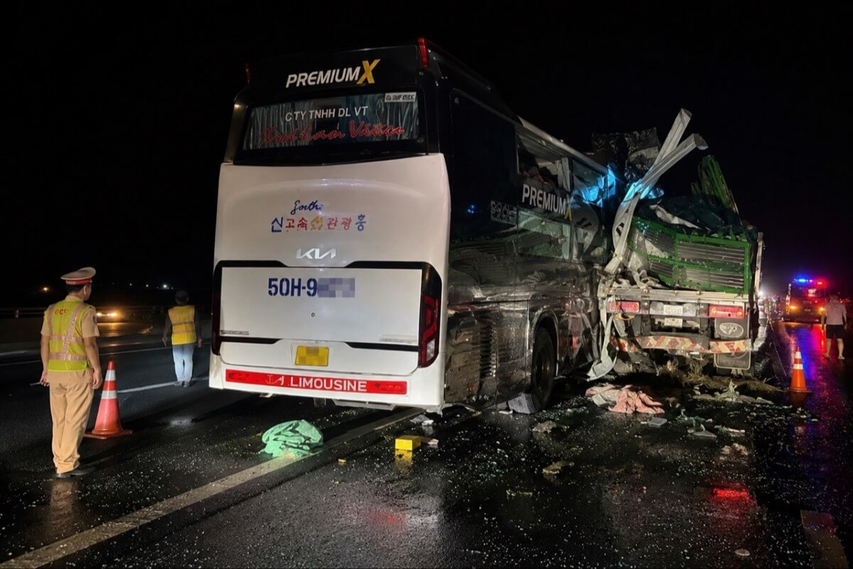 高速道路で観光バスがトラックに追突、外国人1人死亡 運転手「眠気があった」