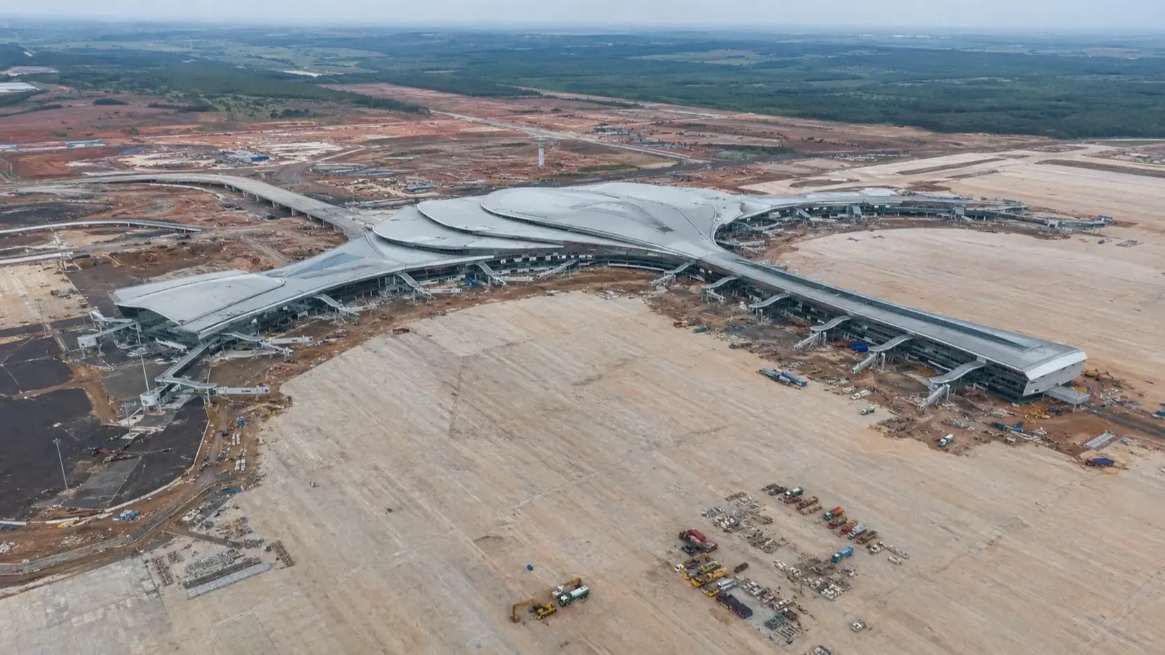 ロンタイン空港開港へ正念場、人材不足1668人で完成計画に試練