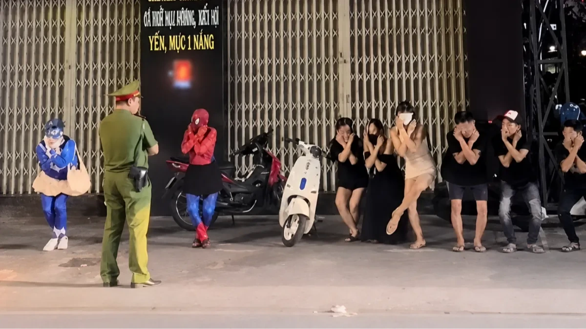 ヘルメットなしで深夜走行、警察がスクワット20回で安全指導