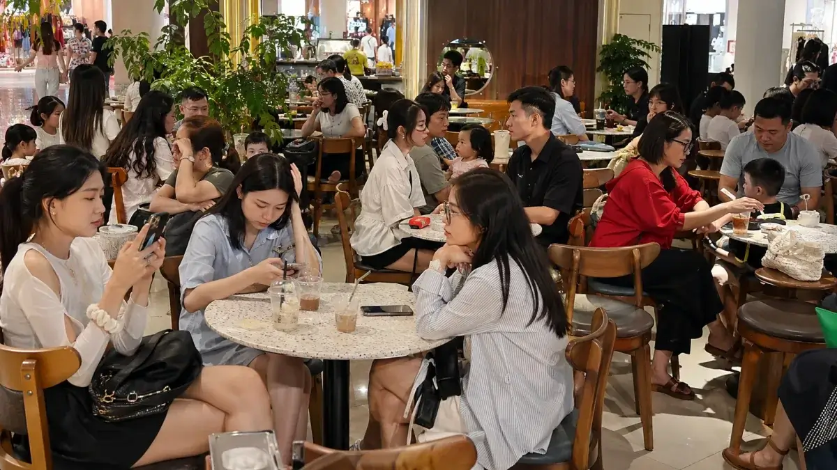 建国記念日連休でホーチミン市のカフェ大混雑、人気店に長蛇の列