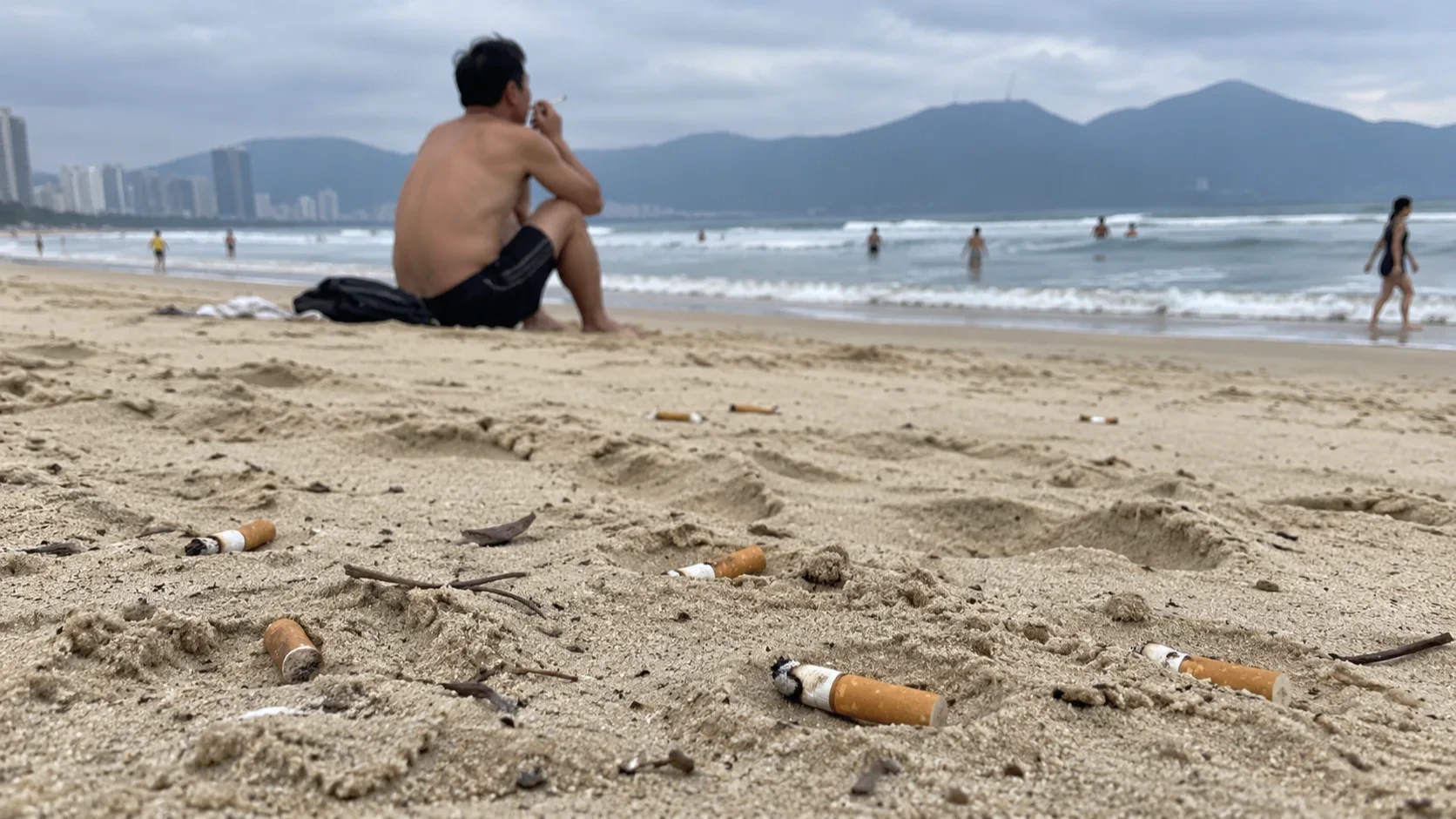 ミーケビーチで吸い殻散乱、ダナン市が喫煙対策強化へ