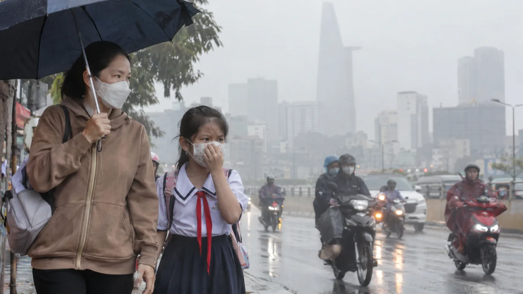 ホーチミン市で異例のもやと大雨、子どもの感染症リスク高まる