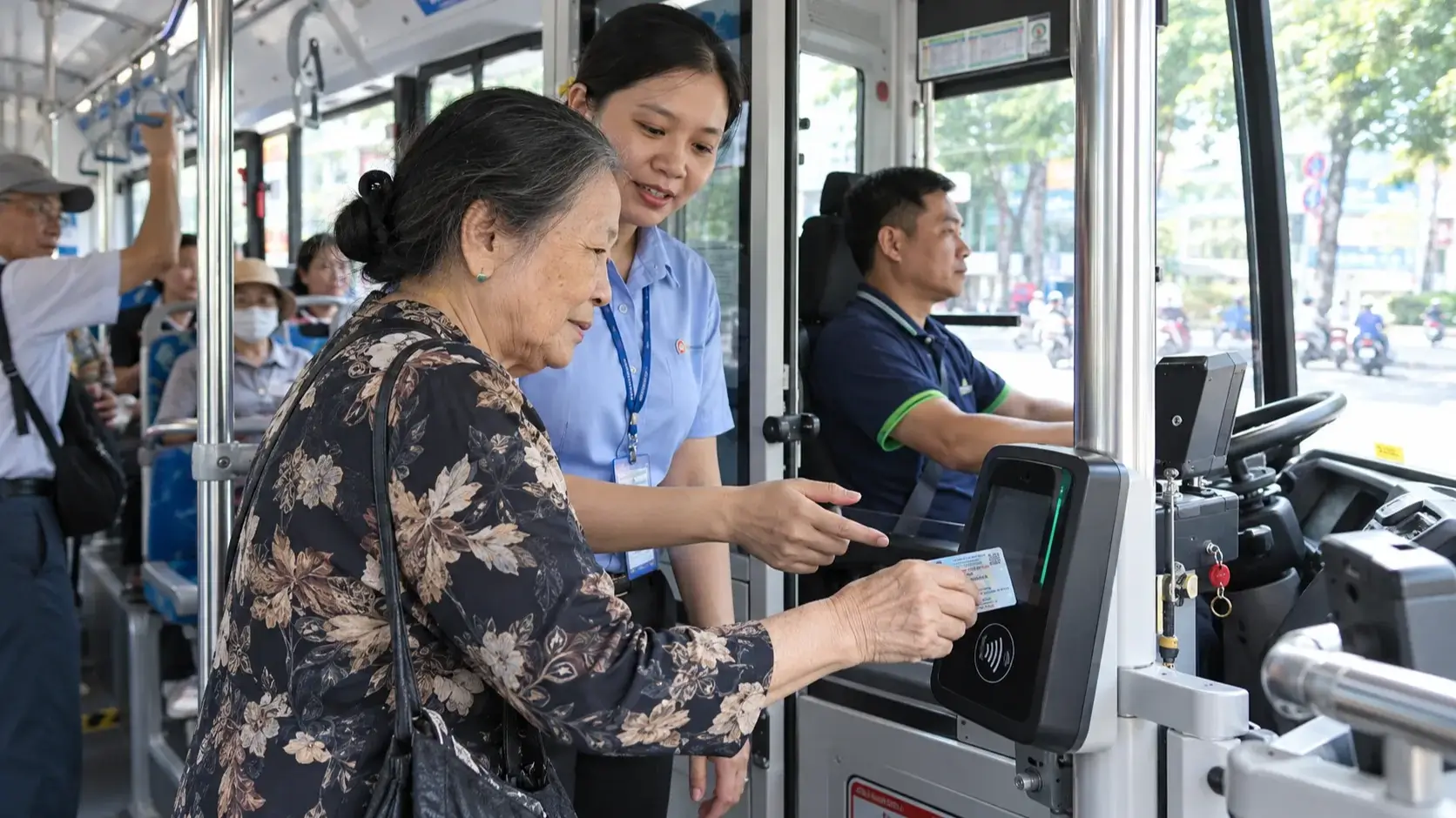 ホーチミン市の無料バス、乗車時の本人確認を開始　外国人はクレカ対応