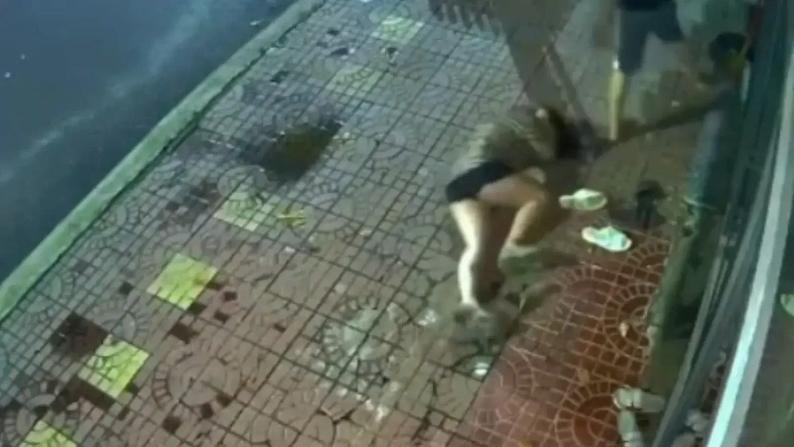 ザライ省で24歳女性が夫から暴行、路上で2分以上殴る蹴る