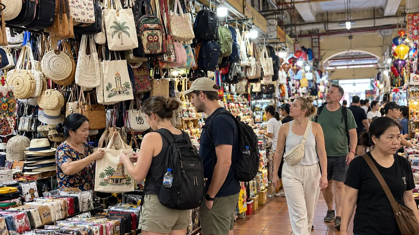 ホーチミン市の伝統市場、外国人観光客でにぎわうも売れ行き低迷