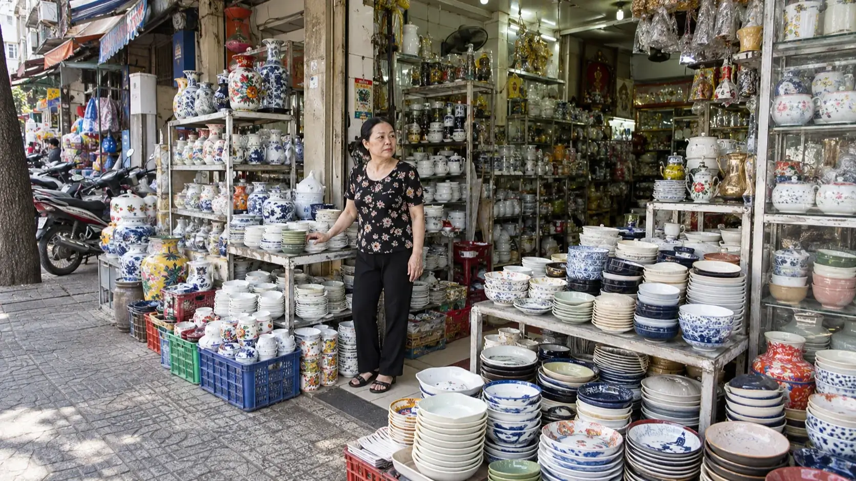 ホーチミン市に陶磁器専門街が誕生、商店主が適正販売を約束し行政が監督