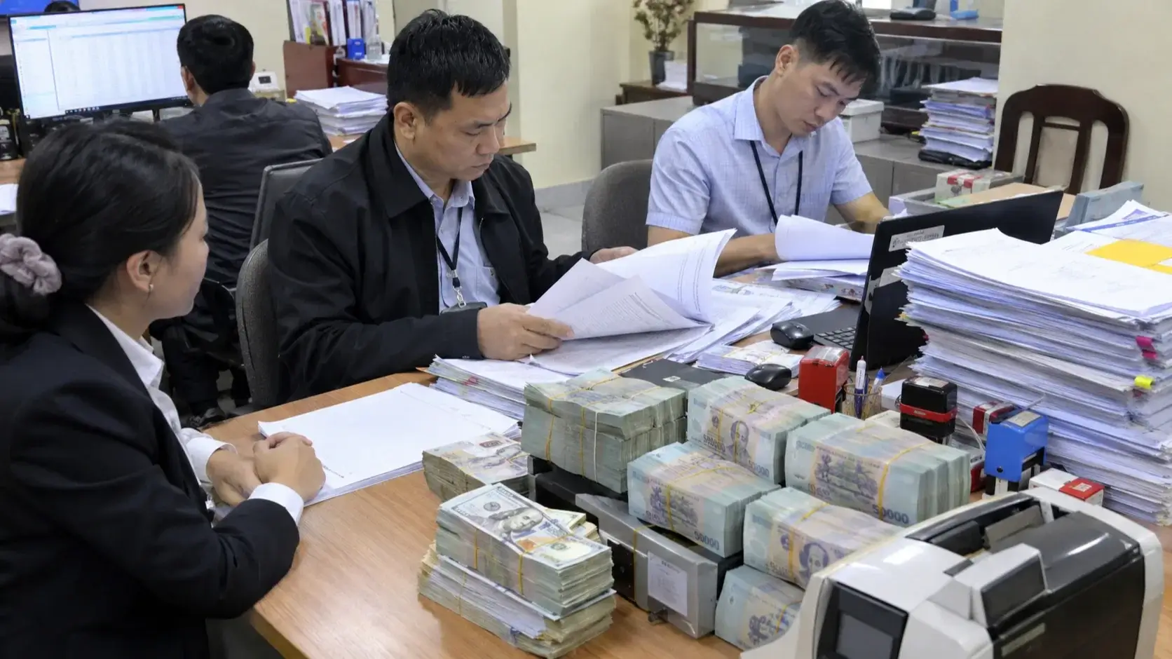 ベトナムで5200万ドルの違法送金疑惑、中国人と元銀行員2人が関与