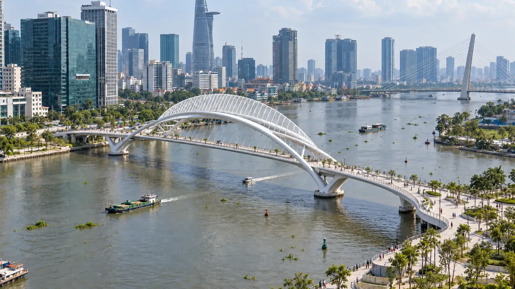 ホーチミン市のサイゴン川歩行者橋、10月21日に両岸接続へ、年内開通を予定