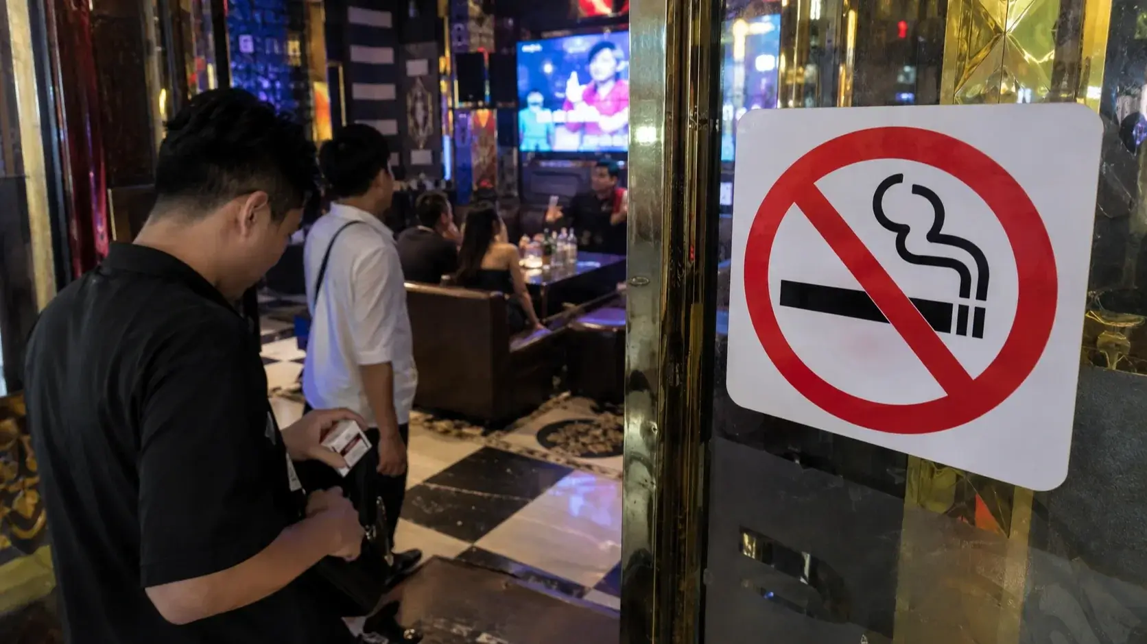 ベトナム、バーやカラオケ店を全面禁煙へ、たばこの店頭陳列・ネット販売も禁止案