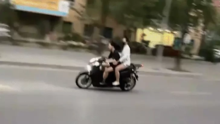 ハノイ市で女性がバイク蛇行運転、10件の違反で3人に計約23万円の罰金