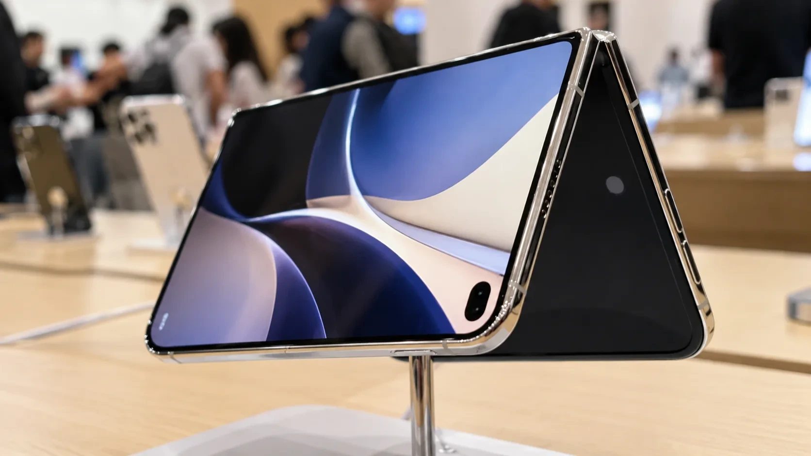 Apple初の折りたたみ「iPhone Duo」、ベトナムで予約開始5分で初回分完売