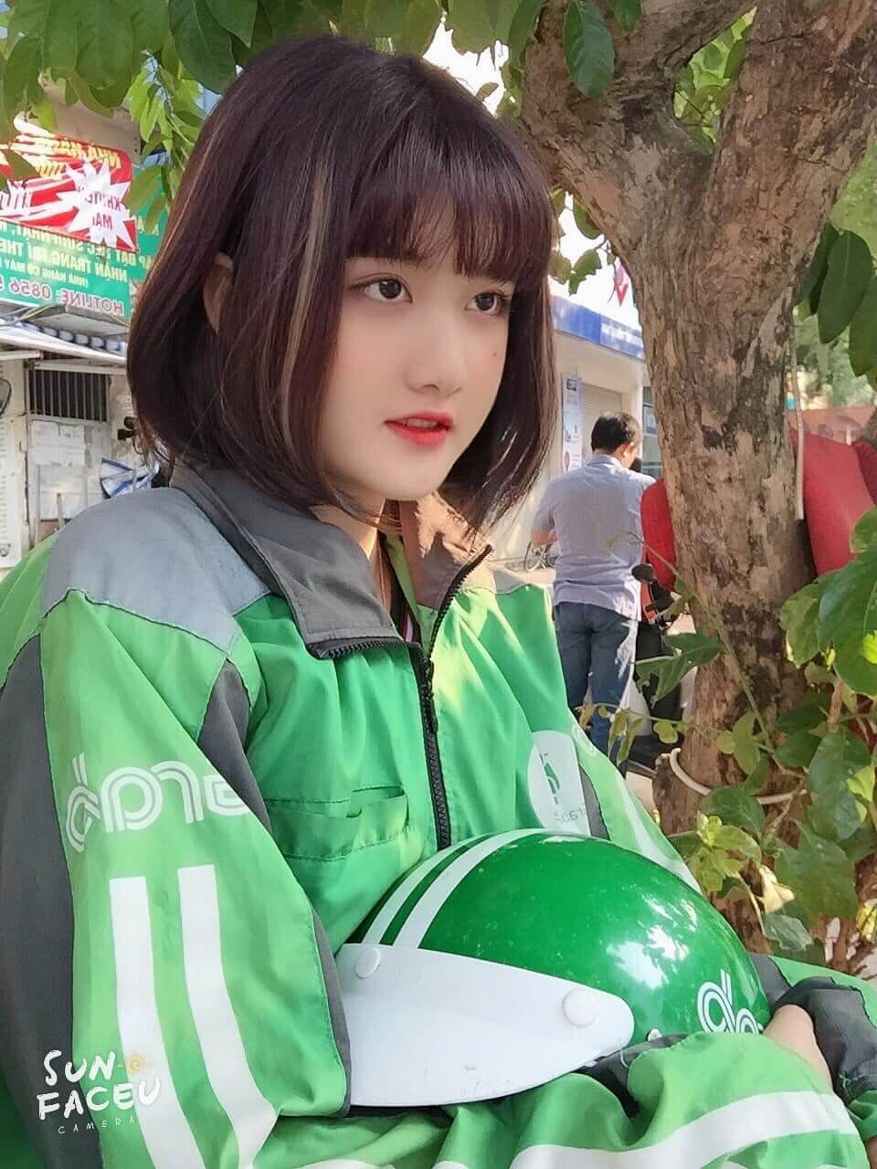 ベトナムのグラブバイクの運転手が美しいと話題に