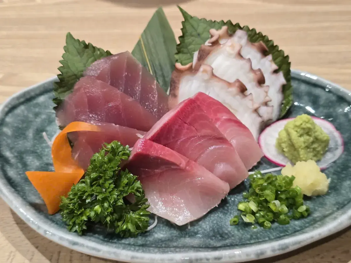 居酒屋EBISUの刺身盛り合わせ