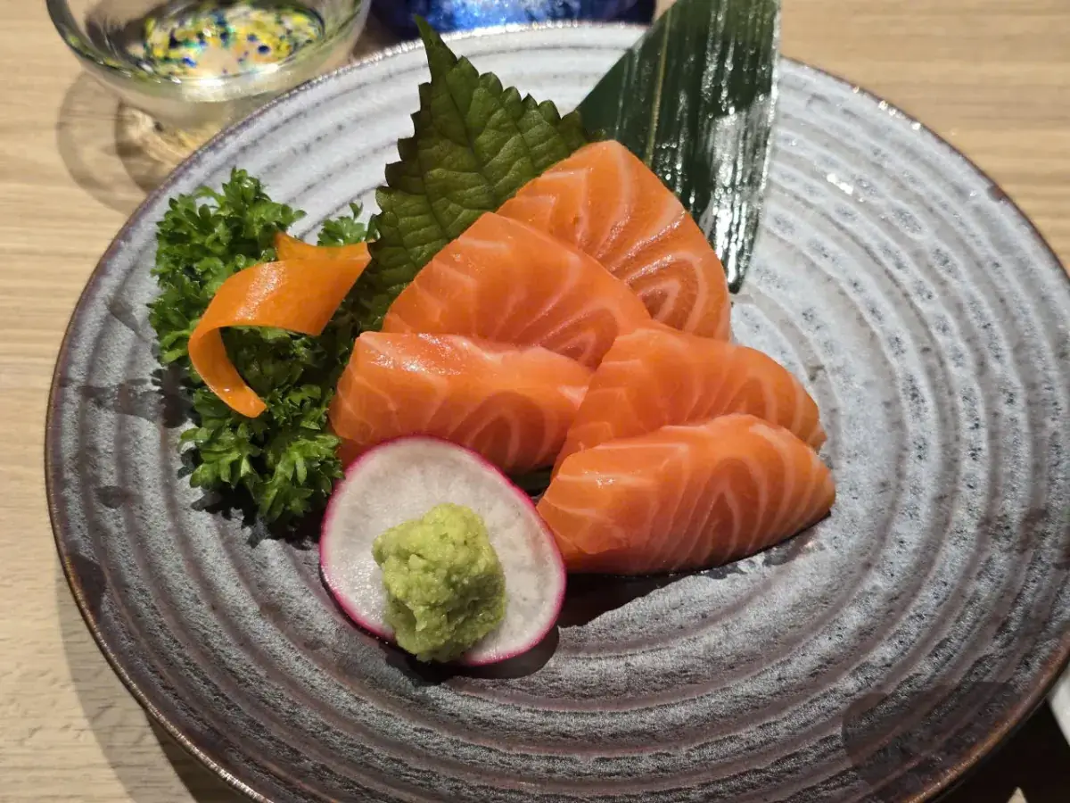 居酒屋EBISUのサーモン刺身