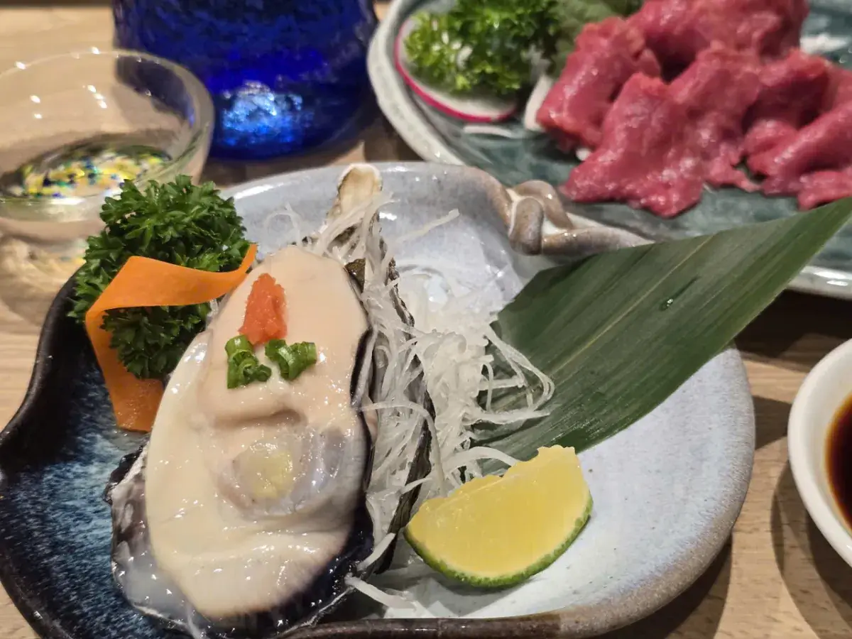 居酒屋EBISUの日本産殻付き牡蠣