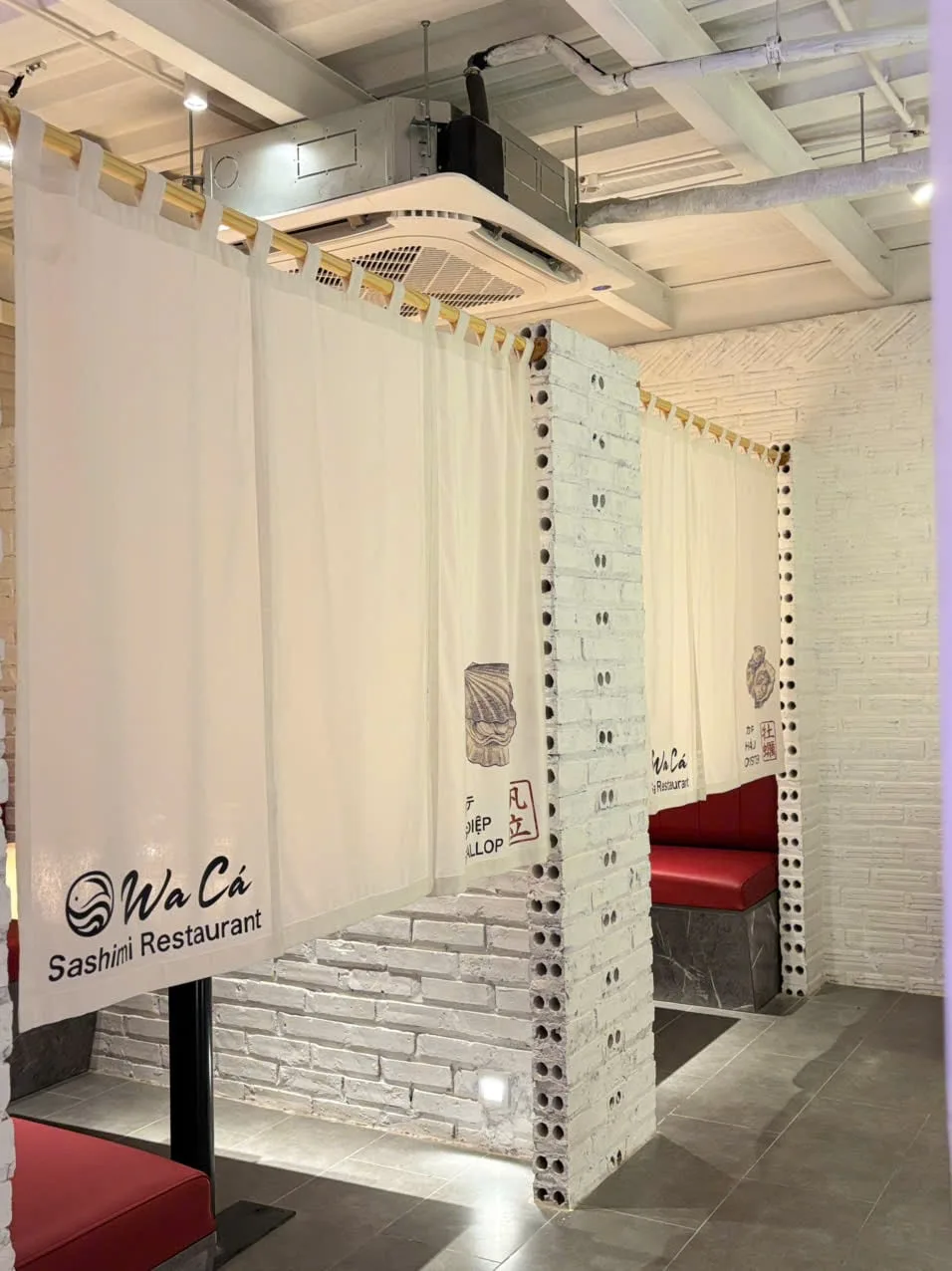 Wac&aacute; Sashimi restaurantの掘りごたつ座敷席