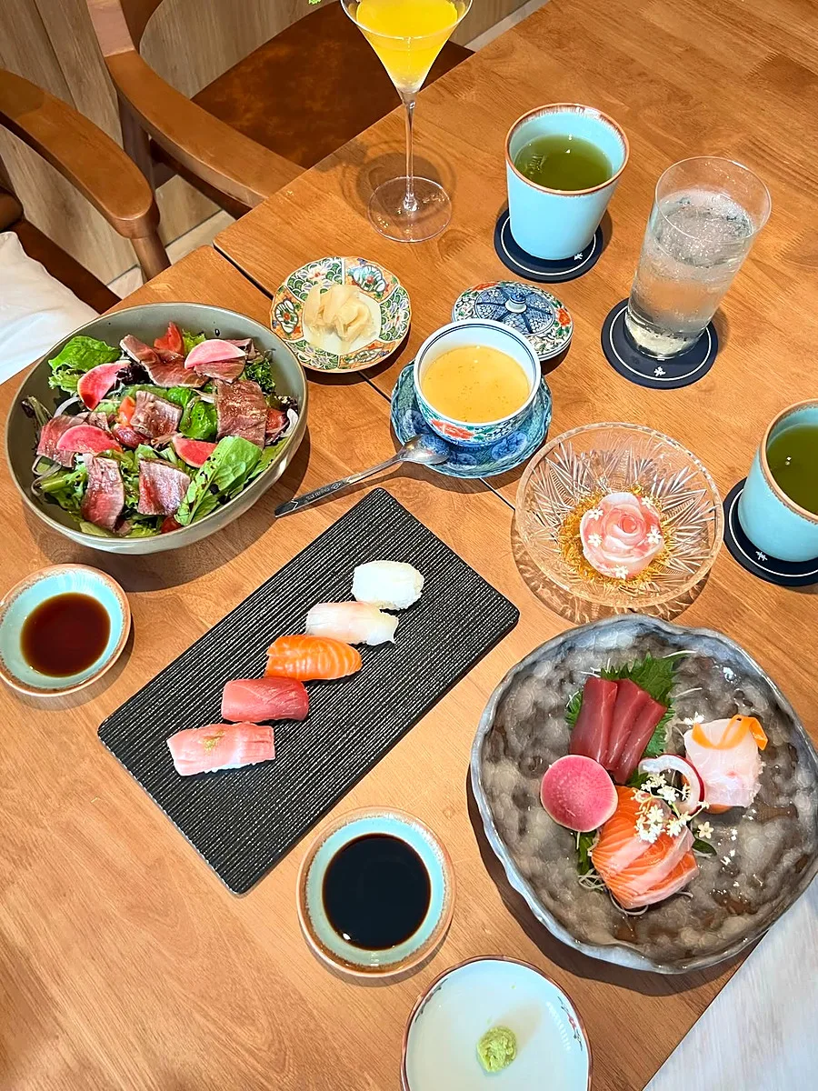 幸味ダイニングの料理が並ぶ食卓