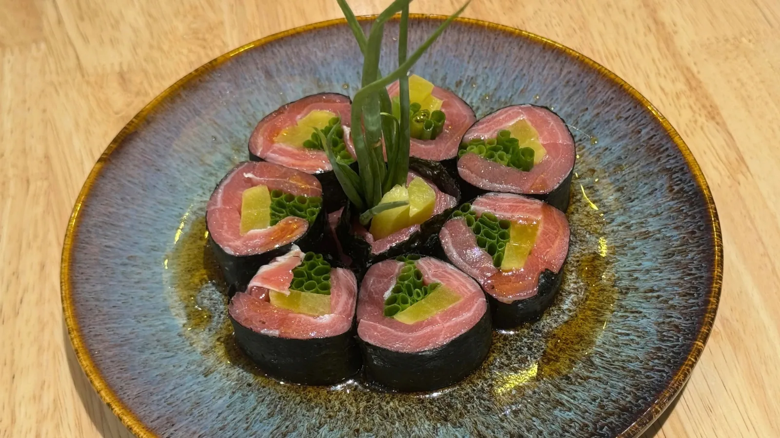 酢飯を使わず本鮪で巻く、名物「とろたく巻」