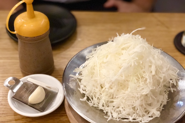 おかわり自由の千切りキャベツ