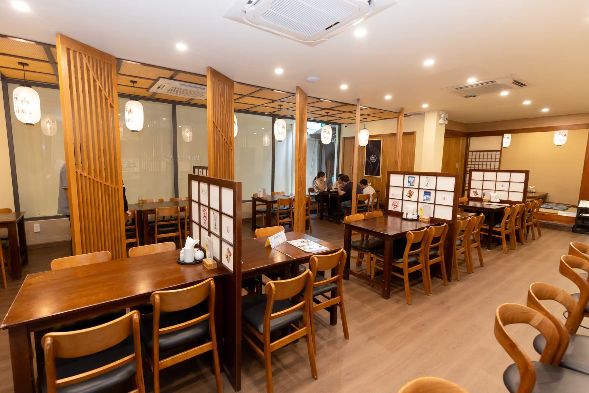 モダンに生まれ変わった店内